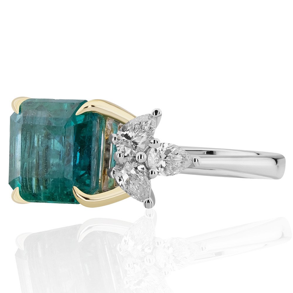 YPZ0057-0001_3 3,98 Carat Diamond Emerald Ring - Image 3